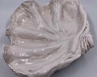 Plato contemporáneo de concha de almeja gigante gris, escultura artística esculpida, adorno, centro de mesa, regalo para ocasiones especiales, decoración de interiores hecha a mano
