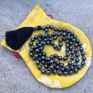 Natürliche Hämatit Mala, handgeknüpfte Mala, Rosenkranz 108 Perlen, Japa Mala, Meditation Mala, Mala Halskette, gratis Seidenbeutel
