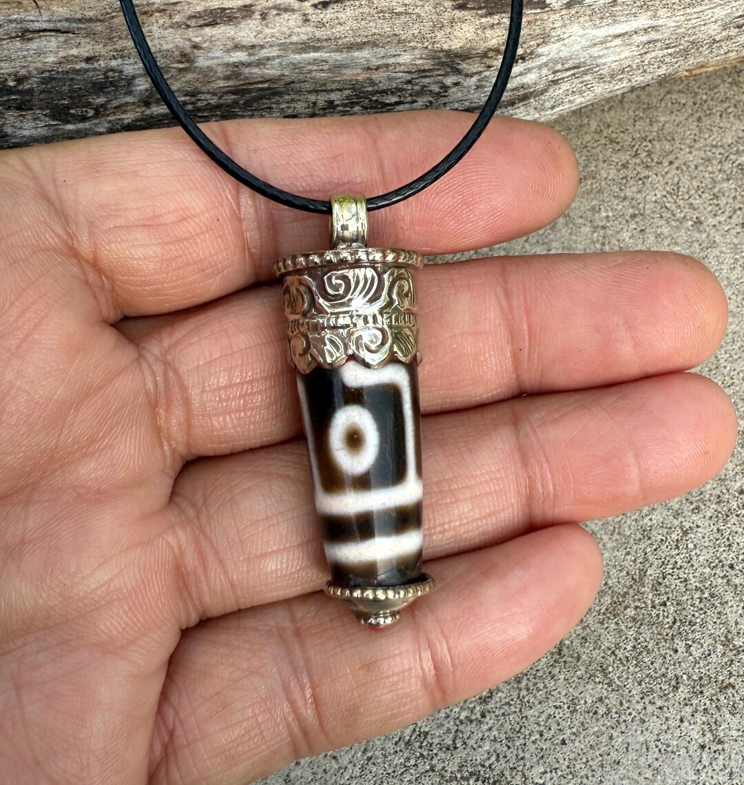 Collier Pendentif En Agate Tibétaine Sculptée à La Main - Vintage, Multicolore, Bijou Ethnique Unique.