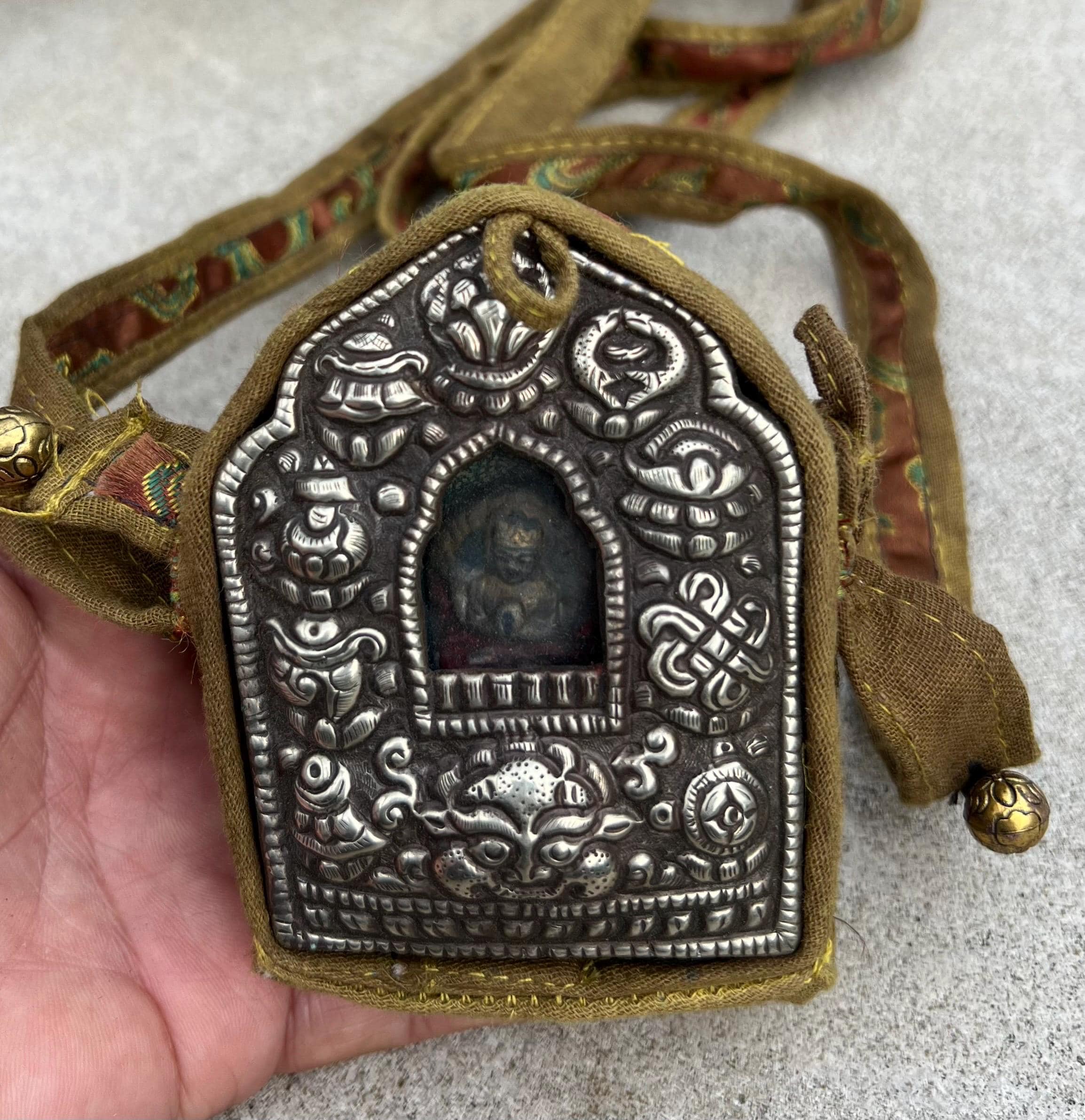 Old Tibetan Buddhist Copper Silver 4 Arms Avalokiteshvara Ghau Gao Prayer Box Portable Shrine