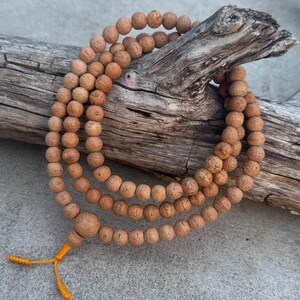 Mala/rosario tibetano raro da trovare per meditazione buddista in Nepal con semi di Bodhi, 108 piccole perle da 11,4 mm, con scatola di legno per mala in omaggio.