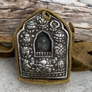 Old Tibetan Buddhist Copper Silver 4 Arms Buddha Chenrezig Ghau Gao Prayer Box Portable Shrine