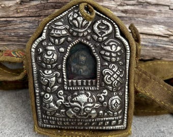 Old Tibetan Buddhist Copper Silver 4 Arms Buddha Chenrezig Ghau Gao Prayer Box Portable Shrine