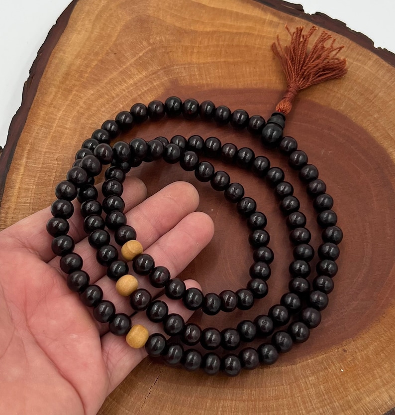 Tibetisch-buddhistische Mala aus echtem Sandalenholz / Rosenkranz 108 Perlen / Gratis Seidenbeutel Bild 7