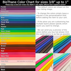 K&ouml;nnte beinhalten: Farbkarte f&uuml;r BioThane-Material in verschiedenen Farben, darunter Lila, Orchidee, Amethyst, Lavendel, Hellblau, Blau, T&uuml;rkis, K&ouml;nigsblau, Marineblau, J&auml;gergr&uuml;n, Teal, Neongr&uuml;n, Limettengr&uuml;n, Minze, Neongelb, Gelb, Orange, Braun, Weinrot, Rot, Magenta, Neonrosa, Hellrosa, Blassrosa, Wei&szlig;, Grau und Schwarz. Die Karte zeigt die Farben in Materialstreifen, wobei die Gr&ouml;&szlig;e des Materials als 3/8 Zoll bis 1 Zoll angegeben ist. Die Karte enth&auml;lt auch einen Hinweis, dass einige Farben nicht in den Gr&ouml;&szlig;en 3/8 oder 1/2 Zoll verf&uuml;gbar sind.