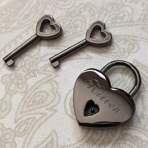 Cadeado pequeno em formato de coração de bronze - Gravação de diamante personalizada | LEIA A DESCRIÇÃO!