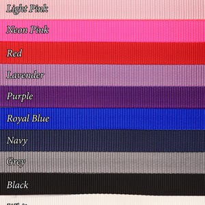 Pode incluir: Fita de nylon em v&aacute;rias cores, incluindo rosa claro, rosa neon, vermelho, lavanda, roxo, azul royal, azul marinho, cinza, preto e branco.