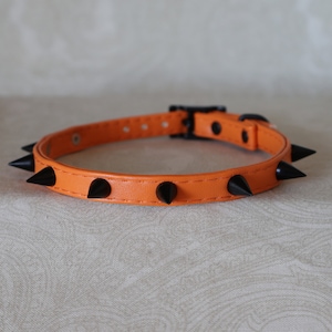 Orange w / Schwarz Spikes 10mm genähtes Kunstleder Vegan Choker Schnalle Kittenplay Petplay Halsband