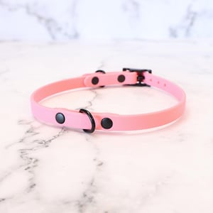 3/8&quot;Rosa Vegan Leder Tageshalsband Choker | Zierlich, Bequem, Farbenfrohe Optionen, wasserdicht, Latexfrei | Handgefertigt auf Bestellung