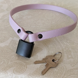 3/8 &quot;&quot;Vegan Leder Schwarz Kragen Choker | Schlank, Komfortabel, BUNTE OPTIONEN, wasserdicht, Latex frei | Besitz Genommen.&quot;