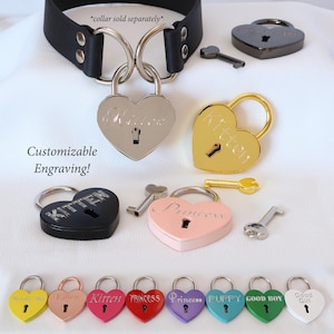 Puede incluir: Candados en forma de corazón en varios colores, incluyendo plata, oro, negro y rosa, con grabados como "Kitten" y "Princess". Cada candado tiene una llave. También se muestra un collar de cuero negro con anillos metálicos. Texto: "¡Grabado personalizable!"
