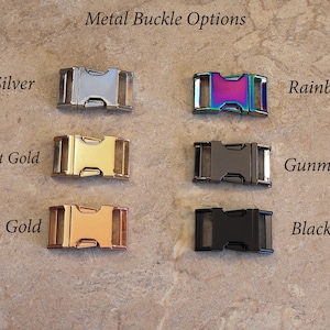 Pode incluir: Op&ccedil;&otilde;es de fivela de metal para um colar ou uma trela para c&atilde;es. As fivelas s&atilde;o mostradas em prata, ouro claro, ouro rosa, arco-&iacute;ris, metal cinza e negro.
