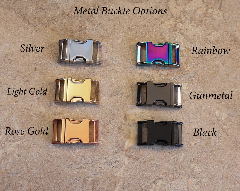 Pode incluir: Op&ccedil;&otilde;es de fivela de metal para um colar ou uma trela para c&atilde;es. As fivelas s&atilde;o mostradas em prata, ouro claro, ouro rosa, arco-&iacute;ris, metal cinza e negro.