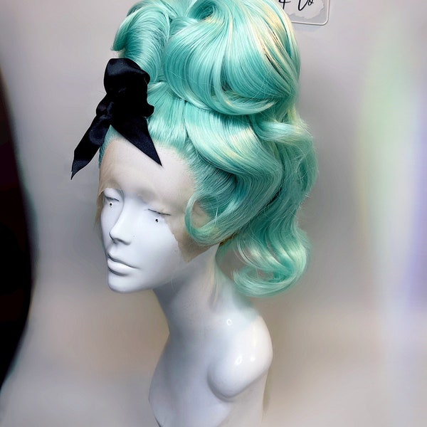 Jaren '60 PlayBoy Pony in Aqua Lace Front Wig