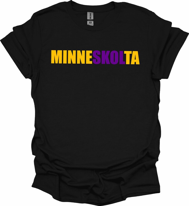 Op de afbeelding: Zwart T-shirt met de tekst "MINNESKOLTA" in gele en paarse letters.