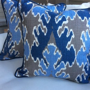 &quot;Kelly Wearstler für Lee Jofa &quot;&quot;Bengal Bazaar&quot;&quot; in indigo-grauen Kissenbezügen.&quot;