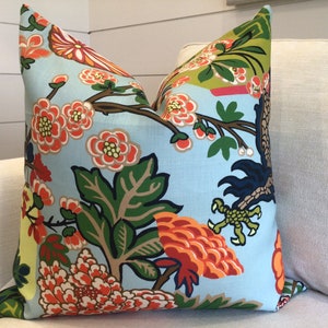 Housse de coussin Schumacher en lin aigue-marine Dragon de Chiang Mai, motif floral