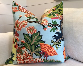 Funda de almohada Schumacher en lino Chiang Mai Dragon Aquamarine con estampado floral
