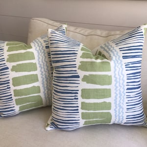 "Lee Jofa ""Saltaire"" in Indigo, Limette und zartblauen malerischen Kissenbezügen."