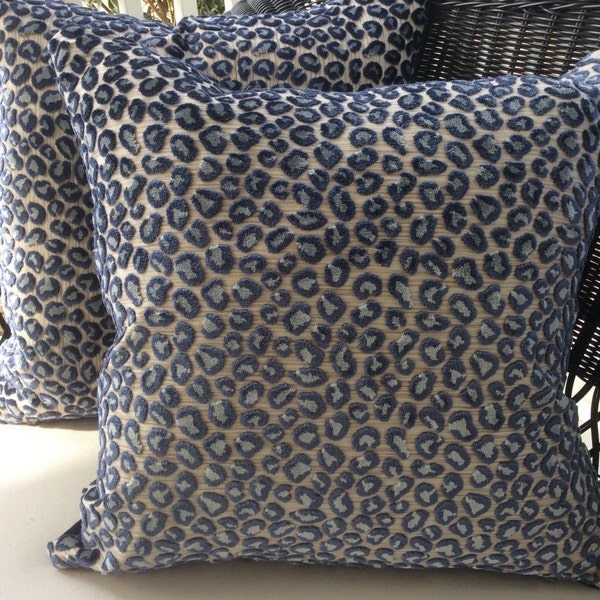 Colefax und Fowler Kissenbezug in Blue Wilde Leopard Raised Velvet, Ivory Samtrücken