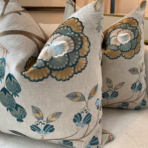 Funda de almohada con bordado Aston de Lee Jofa Manor House en color verde azulado