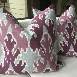 &quot;Kelly Wearstler für Lee Jofa &quot;&quot;Bengal Bazaar&quot;&quot; in magenta und grauen Kissenbezügen.&quot;