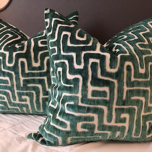 Fundas de almohada con estampado geométrico verde esmeralda "Leo" para Accentmarks