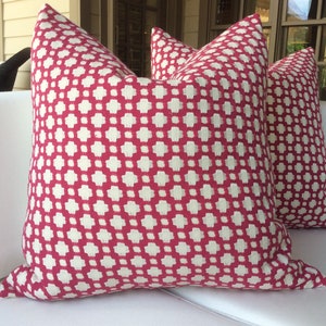 Schumacher "Betwixt" in "Copricuscino Magenta e Naturale con Supporto Coordinato in Lino