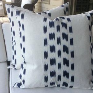 Schumacher « Izmir Stripe » en taies d’oreiller indigo