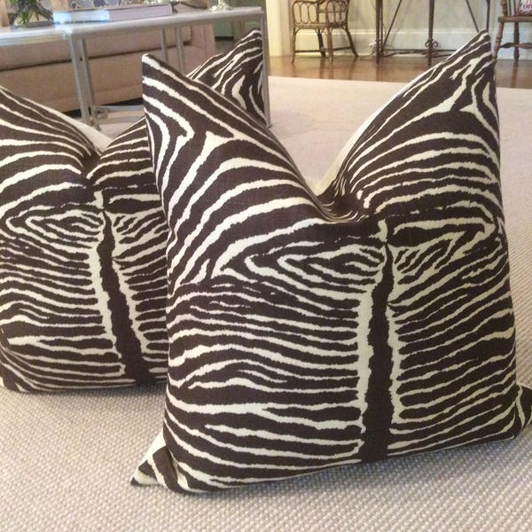 Fundas de almohada Brunschwig and Fils "Le Zebre" en color marrón carbón y blanco roto (Agotadas hasta mayo)