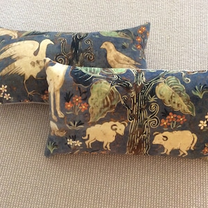 Zoffany blauwe fluwelen dierentafereelhoezen &#39;Arden&#39;. Bruin fluwelen achterkant.