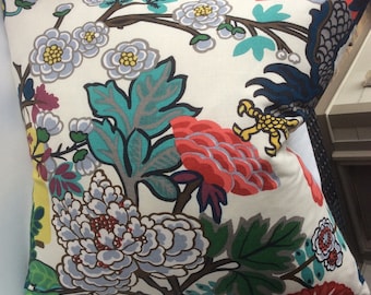 Funda de almohada Schumacher en lino Chiang Mai Dragon Alabaster con estampado floral