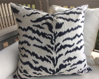Scalamandre Cover in white and black velvet
