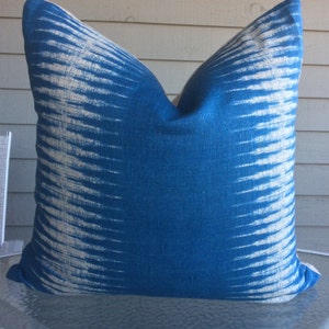 Capa de Almofada Peter Dunham em Azul e Aveia Ikat Zig Zag