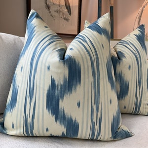 Pierre Frey “TOILES DE NANTES” en funda(s) de almohada antigua azul