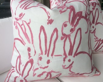 Funda de almohada Hunt Slonem Bunny Hutch - Lino rosa y blanco, cordón rosa fucsia