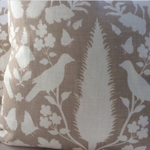 Fodera per cuscino in lino Schumacher Chenonceau, fantasia toile de Jouy color beige con silhouette di uccello.