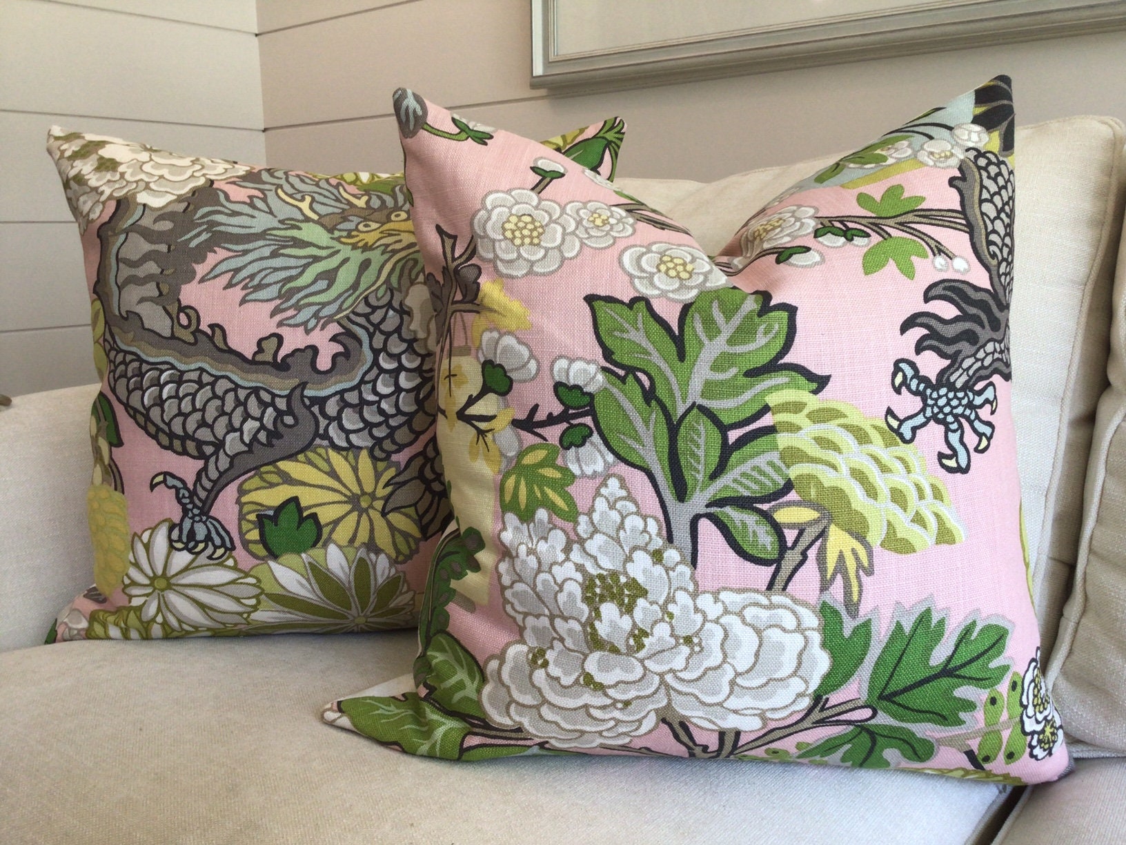 Funda de almohada Schumacher en lino Chiang Mai Dragon Blush con estampado floral