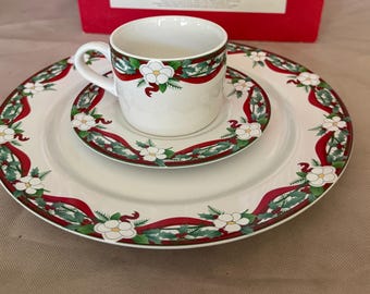 4 Pfaltzgraff China Yuletide Dinner Christmas Floral Red Gold Plate Cup Saucer