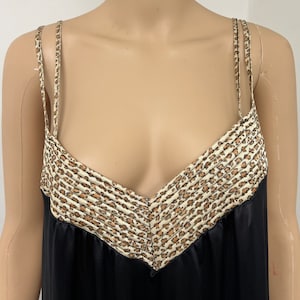 Puede incluir: Vestido de satén negro con un ribete de estampado de leopardo alrededor del escote. Las correas son finas y ajustables.