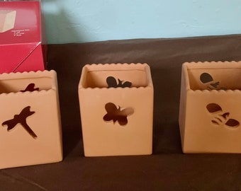 Portavelas de terracota Hallmark con diseños de abeja, libélula y mariposa.
