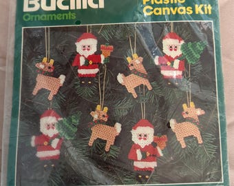 Kit de adornos navideños de Papá Noel y renos Bucilla 61030. Para hacer 8 adornos. Sellado. Punto de cruz.
