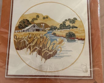 Kit de bordado Crewel Sunset Stitchery Summer Wheat Fields Barn, nuevo y vintage.