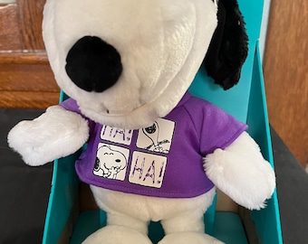 Peluche vintage de Snoopy riendo de Hasbro de 1999 con gafas de sol, nuevo en caja.