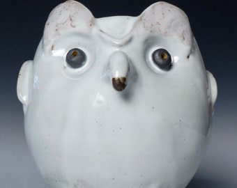 Ceramiczny wazon rzeźbiarski z sową, sowa z ceramiki, ceramiczne stworzenie, ręcznie robiona sowa z ceramiki, prezent dla miłośnika sów, sztuka ceramiczna, wyjątkowy prezent z gliny, prezent z sową