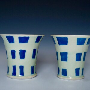 Satz von Porzellan handgefertigte Tassen, grün und blau kariert Tasse, handgemachte Keramik karierte Tassen, einzigartige handgemachte Porzellan grün und blau Tassen