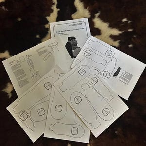 Op de afbeelding: Een set witte papieren sjablonen voor het aanbrengen van rubberen of leren zolen op schoenen. De sjablonen zijn genummerd en hebben contouren van de zolen. De instructies voor het aanbrengen van de zolen zijn afgedrukt op een apart vel papier.
