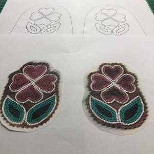 Könnte beinhalten: Zwei weiße Papiermuster mit einem Kleeblatt-Design. Unter den Mustern befinden sich zwei Nahaufnahmen von geperllten Kleeblättern mit rosa, weißen und türkisfarbenen Perlen.