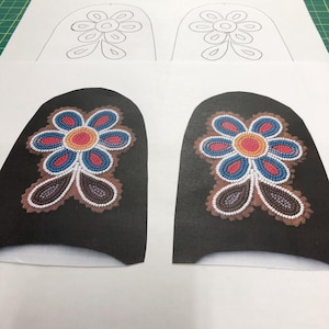 Könnte beinhalten: Zwei braune Ledermokassins mit Perlenblumenmustern. Die Blumen sind blau, rot, weiß und orange.