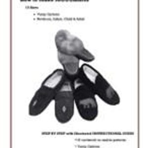 Puede incluir: Patrón de costura para hacer mocasines con instrucciones paso a paso. El patrón incluye un primer plano de los mocasines y un diagrama de los pasos involucrados en su elaboración.